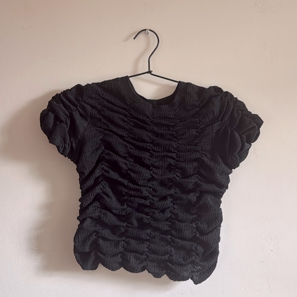 Black cropped ruched t shirt.
